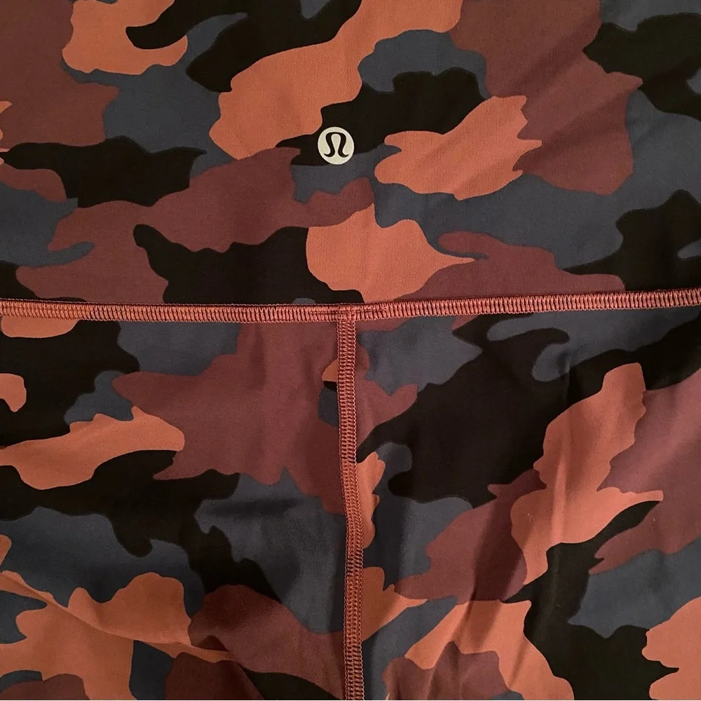Lululemon Women’s Wunder Under Camouflage Leggings Size 14 Burgundy/Blue EUC